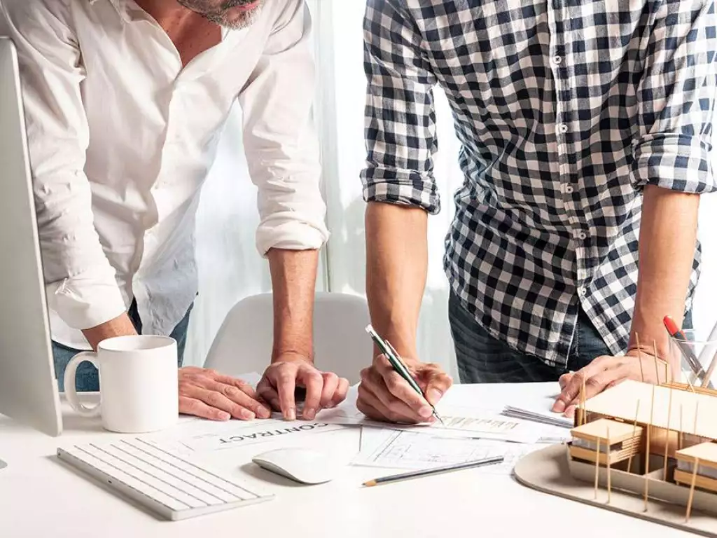 Mann und Frau schauen sich Wohnungsplan an